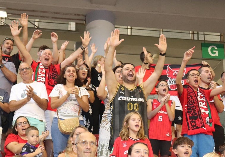 Multitud de aficionados en Córdoba muestran ganas de ver al fin a su equipo